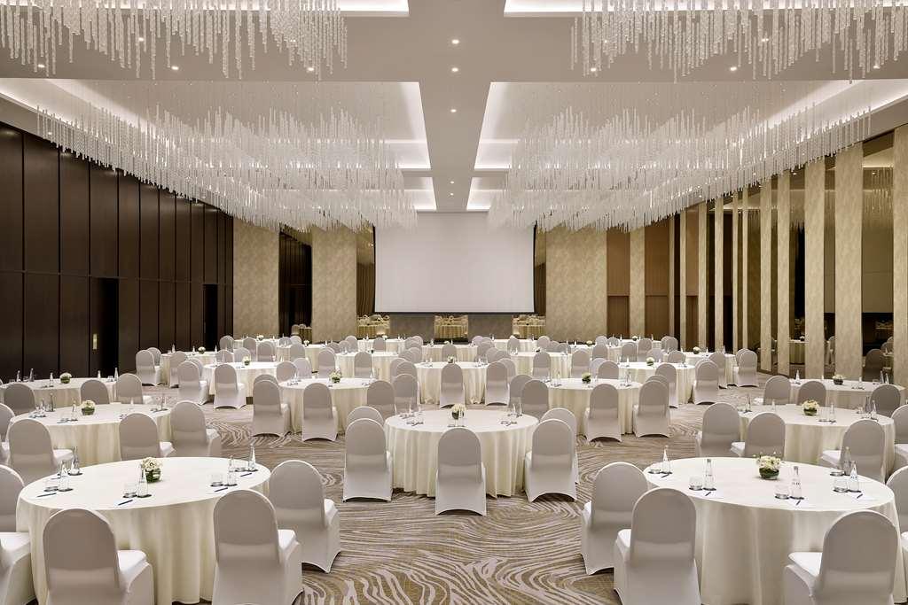 Embassy Suites By Hilton Dubai Business Bay Удобства фото